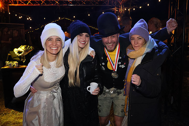 Julia Römmelt, Mia-Sopie Neuland, Partyspielagent Florian Gauder, Eileen Popielaty bei der Angermaier Eisstock-WM in Tracht am Park Cafe (©Foto: Martin Schmitz)